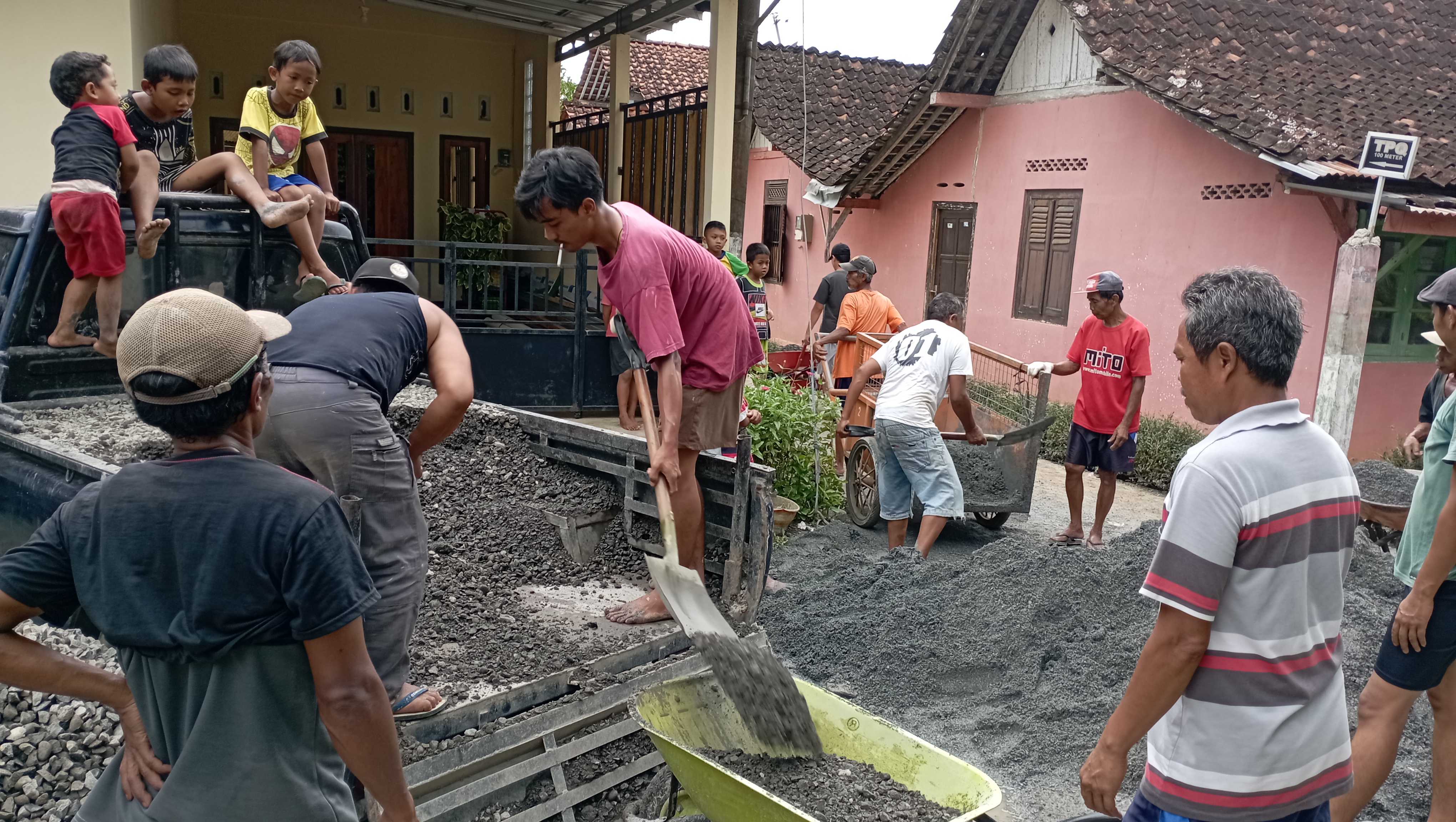 Warga RT 02 RW 01 Sirobet Gelar Gotong Royong Perbaikan Jalan Lingkungan